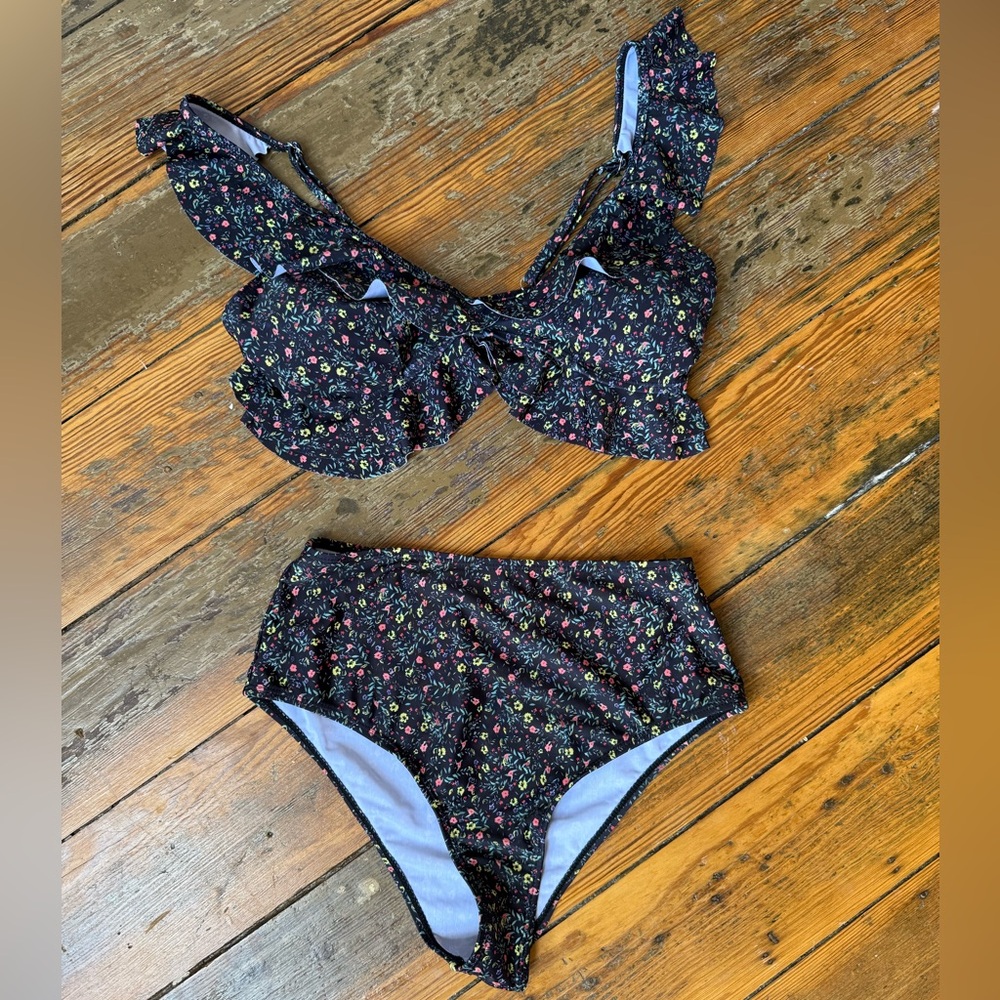 SHEIN Floral Ruffle Bikini Set